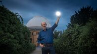 Terra X: Faszination Universum – Harald Lesch nimmt die Zuschauer mit an den Rand der Erkenntnis und begibt sich in den Sog des Schwarzen Lochs.