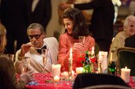 Die Kennedys - After Camelot – Aristotle Onassis (Alexander Siddig) und Jacqueline Kennedy (Katie Holmes)