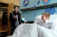 In aller Freundschaft – Um den leukämiekranken Dominik (Jonah Rausch, re.) abzulenken, schlägt sein Pfleger, Kris Haas (Jascha Rust, li.), einen Ausflug und möglicherweise danach sogar noch einen Partybesuch vor. Dominik glaubt, dass Kris ihn einfach veralbert, aber er meint es ernst. In der Hand hält er den geklauten Autoschlüssel der Oberschwester.