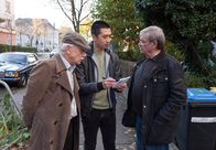 Rentnercops – ARD PROGRAMMDIREKTION, RENTNERCOPS, neue Vorabendserie (8 Folgen), Folge 7 "Keine ruhige Minute"50 Uhr im Ersten. Bei einem Einbruch kriegt Rentnerin Erna Renner einen solchen Schreck, dass sie an einem Herzinfarkt stirbt. Als Edwin (Tilo Prückner, l.) und Günter (Wolfgang Winkler, r.) endlich auftauchen, erklärt Hui (Aaron Le, M.) den beiden, was er bisher herausgefunden hat.