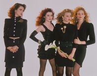 Lethal Attraction – Bald fängt Veronica (Winona Ryder,l.) an, die drei Heathers (Shannon Doherty als Heather Duke, Lisanne Falk als Heather McNamara und Kim Walker als Heather Chandler,m.) abgrundtief zu hassen. ( Heather Duke (Shannon Doherty,r.), Heather (,2.v.r.) und Heather Chandler (Kim Walker,2.v.l.), die schlimmsten Zicken auf der Highschool sind, wird leider erst nach Aufnahme in deren Clique klar.. Lethal Attraction