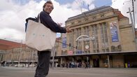 Checker Tobi – Tobi steht vor dem Leipziger Hauptbahnhof.
