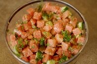 Zu Tisch mit Lucie - Kitchen Hacks – Der Spicy-Melonensalat ist nur eines der Rezepte, die Köchin Lucie Fischer-Chapalain entwickelt. Auch gegrillte Melone und erfrischendes Melonen-Gazpacho sorgen für überraschenden Genuss an heißen Tagen.