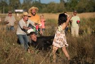 Buddy Games – Bobfather (Josh Duhamel, Mitte); Tiffany (Olivia Munn, r.)