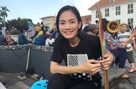 Magic Cities – Die Menschen in Jakarta werden immer moderner. Die Stylistin Arun Kayadi liebt es mit ihrem Longboard durch die Altstadt zu fahren.