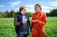 Sturm der Liebe – Jessica (Isabell Ege, r.) arbeitet an ihrem Plan, Romy mit Bela (Franz-Xaver Zeller, l.) zu verkuppeln. Sie macht sich mit dem ahnungslosen Bela auf die Suche nach der perlmuttfarbenen Ludovica für den Liebesschnaps.