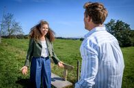 Sturm der Liebe – Ana (Soluna-Delta Kokol, l.) erfährt überglücklich, dass Vincent (Martin Walde, r.) seine Approbation zurück hat.