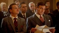 Herrhausen - Der Herr des Geldes – ARD Degeto HERRHAUSEN - HERR DES GELDES, "Teil 2" Uhr im ERSTEN, online first ab Montag (30.09.24) in der ARD MEDIATHEK Herrhausen (Oliver Masucci, re.) vertraut seinem Assistenten Wasner (David Schütter, il.) und bereitet sich auf seine Rede vor. - Motiv aus Episode 3 -