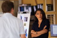 Death in Paradise – Florence Cassell (Joséphine Jobert) und DI Jack Mooney (Ardal O'Hanlon) gehen die Liste der Verdächtigen durch.