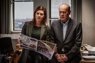 Kommissar Beck – Teamleiterin Alex Beijer (Jennie Silfverhjelm) und Martin Beck (Peter Haber) gehen den aktuellen Stand der Ermittlungen durch.