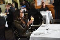 Cooper Barrett's Guide to Surviving Life – Während Kelly (Meaghan Rath) glaubt, eine neue Freundin gefunden zu haben, erkennen Cooper, Barry und Neal schließlich, dass sie ein ganz hinterlistiges Spielchen spielt ...