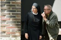 Um Himmels Willen – Stolpe (Markus Hering, r.) überwacht das Mutterhaus rund um die Uhr, Schwester Hildegard (Andrea Sihler, l.) kann seine Befürchtungen nicht teilen.