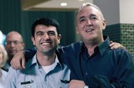 Manayek - Die Verräter – Izzy Bachar (Shalom Assayag, re.) war bei der Polizei immer ein großer Förderer von Barak Harel (Amos Tamam, Mi.). Seitdem verbindet die beiden eine langjährige Freundschaft.