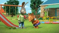 Pip und Posy – Posy amüsiert sich königlich über einen Witz, den Pip ihr erzählt hat.