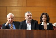 Der Winzerkönig – (v.li.) Wolfgang Hübsch (Gottfried Schnell), Branko Samarovski (Blasius Schmalzl), Katharina Stemberger (Andrea Plattner).
