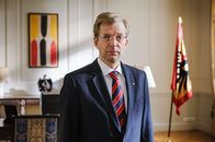 Der Rücktritt – Nur 598 Tage im Amt: Zunächst ging es um den Vorwurf, im niedersächsischen Landtag eine Anfrage bezüglich der Finanzierung seines Eigenheims unzutreffend beantwortet zu haben. Dann werden immer wieder neue Vorwürfe wegen Vorteilsnahme erhoben. Am 16. Februar wird die Aufhebung von Christian Wulffs (Kai Wiesinger) Immunität als Bundespräsident beantragt.
