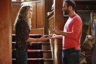 No tomorrow – Evie Covington (Tori Anderson, l.); Xavier Holliday (Joshua Sasse, r.)