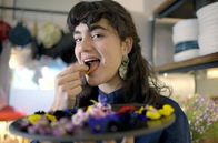 Zu Tisch mit Lucie - Kitchen Hacks – Lucie lädt ein, die Vielfalt essbarer Blüten zu entdecken.