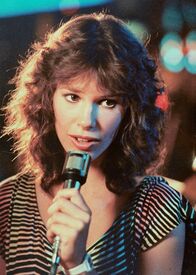 Cinderella 80 – Cindy (Bonnie Bianco), das Aschenputtel ihrer Familie, hat endlich in Rom ihren Prinzen, mit dem sie gemeinsam eine Band gründet, gefunden.
