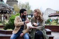 Back to Life – Billy (Adeel Akhtar) und Miri (Daisy Haggard) kommen sich näher.