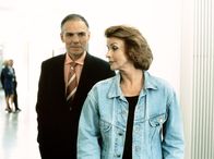 Mit fünfzig küssen Männer anders – Der charmante HNO-Arzt Eugen Hülsenbeck (Hans-Peter Hallwachs) gibt sich als Kunstkenner aus, will aber in Wahrheit Marie (Senta Berger) zu einem Seitensprung überreden.