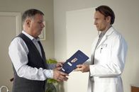 In aller Freundschaft – Dr. Martin Stein (Bernhard Bettermann, rechts) ist klar, dass er die ideale Besetzung für den vakanten Chefartposten ist und überbringt Dr. Roland Heilmann (Thomas Rühmann) siegessicher seine Bewerbung. Als Martin merkt, dass Roland hadert, fragt er nach anderen Bewerbern. Falls dem so ist, würde Martin seine Bewerbung lieber zurückziehen, um Peinlichkeiten zu vermeiden. Für Roland ist damit die Entscheidung gefallen.