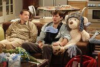 Two and a Half Men – Der Traum vom Vatersein ist vorerst geplatzt. Kathy hat sich dazu entschieden, ihr Kind zu behalten. Für Walden (Ashton Kutcher, r.) und Alan (Jon Cryer, l.) bricht eine Welt zusammen ...