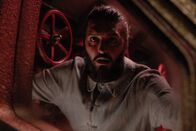 Nautilus – Obwohl er als Kapitän abgesetzt ist, geht Nemo (Shazad Latif) mit vollem Einsatz gegen den Käferangriff auf das U-Boot vor.