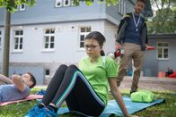 Schloss Einstein – Rosa (Karlotta Hasselbach, mit Philip Müller, m.) bekommt von Herrn Hauser (Frederic Heidorn, r.) eine Frist gesetzt, sich ein neuses Sportmodul zu suchen, doch will sie überhaupt weiter Sportlerin bleiben?