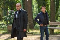 Tod im Internat – Zwischenfall beim Begräbnis von Felix: Vater Frank Baumschulte (Oliver Stokowski, l.) und Kommissar Sellinger (Hanno Koffler, r.).