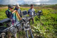 Unser grüner Planet – Von links: Autorin Elisabeth Oakham sowie die Kameramänner Stuart Dunn und Oliver Mueller filmen mit dem Kameraroboter "Triffid" eine Pflanze im Menz-Guassa Schutzgebiet in Äthiopien.