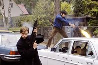 Der Baader Meinhof Komplex – Im Herbst 1977 wird Hanns Martin Schleyer von einem Kommando der RAF, darunter Peter-Jürgen Boock (Vinzenz Kiefer, vo.) und Willy Peter Stoll (Hannes Wegener, hi.), überfallen und entführt.