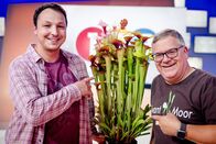 1, 2 oder 3 – Tim Biking (l.) ist Gärtner für fleischfressende Pflanzen und erklärt Elton (r.) die Unterschiede zwischen Moor- und Gartenpflanzen.