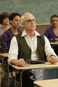 Community – Während Abed (Danny Pudi, 2.v.l.) von Troy lernt, wie man Leute auf den Arm nimmt, darf Pierce (Chevy Chase, vorne) dank Annie den neuen College-Song komponieren ...