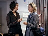 Der Bernsteinfischer – Karoline (Sonsee Neu, re.) bringt der Juwelierin Britta (Kathrin Spielvogel) den Bernstein.; ARD Degeto DER BERNSTEINFISCHER Uhr im ERSTEN. Karoline (Sonsee Neu, re.) bringt der Juwelierin Britta (Kathrin Spielvogel) den Bernstein.