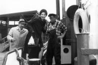 Kümo Henriette – Hinrich Petermann (Uwe Dallmeier, rechts) hilft Mutter Mewes (Helga Feddersen) an Bord. Vater Mewes (Günter Kütemann) folgt ihr. (Erst