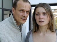 Polizeiruf 110 – Kriminalhauptkommissar Jürgen Tauber (Edgar Selge) verspricht der verzweifelten Maren Harms (Nadja Bobyleva), den oder die Mörder ihrer Familie rasch zu finden, doch Verdächtige gibt es viele...