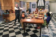 Jessie – (v.li.) Kevin Chamberlin (Bertram), Karan Brar (Ravi Ross), Cameron Boyce (Luke Ross), Debby Ryan (Jessie Prescott), Peyton List (Emma Ross), Skai Jackson (Zuri Ross).