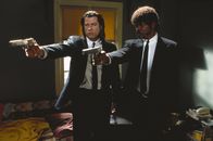 Pulp Fiction – Die Auftragskiller Vincent Vega (John Travolta, l.) und Jules Winnfield (Samuel L. Jackson, r.) bei der Arbeit. Die beiden lassen sich von nichts aus der Ruhe bringen.