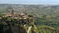 Ein Tag in Italien – Panorama von Civita di Bagnoregio, rund 110 Kilometer nördlich der italienischen Hauptstadt gelegen