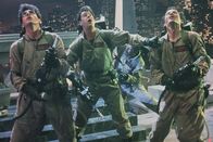 Ghostbusters – Peter Venkman (Bill Murray, r.), Ray Stantz (Dan Aykroyd, M.), Egon Spengler (Harold Ramis, l.) und Winston Zeddemore (Ernie Hudson, 2.v.l.) haben es mit einem sprichwörtlich großen Gegner zu tun.