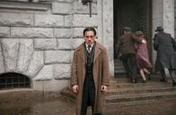 Babylon Berlin – Kommissar Gereon Rath (Volker Bruch) steht vor der Börse