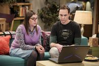 The Big Bang Theory – Wie wird Sheldon (Jim Parsons, r.) reagieren, wenn Wil Amy (Mayim Bialik, l.) einen Auftritt in seiner neuen Professor Proton-Show anbietet?