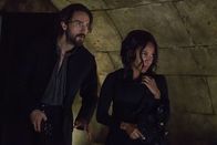 Sleepy Hollow – Crane (Tom Mison, l.), Abbie (Nicole Beharie, r.) und Joe versuchen, die Zeichen und Symbole zu deuten, die Jenny vor ihrem Verschwinden auf die Wände geschrieben hat ...