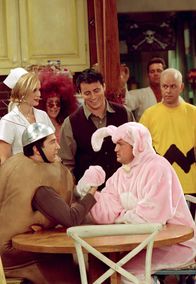 Friends – (v.l.n.r.) Mona (Bonnie Somerville); Ross Geller (David Schwimmer); Joey Tribbiani (Matt LeBlanc); Chandler Bing (Matthew Perry); Gunther (James Michael Tyler)