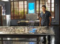 Hawaii Five-0 – Steve muss Wo Fat helfen und versucht so herauszubekommen, wer hinter dem Angriff steckt. Doch die Angreifer sind nicht so leicht zu erschüttern und greifen die Zentrale von Steve, Chin (Daniel Dae Kim) und dem restlichen Team an ...