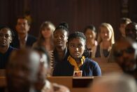 Tell me everything – In der Kirche erfährt Neve (Lauryn Ajufo), dass Jonny nicht mehr mit Mei zusammen ist.