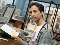 Community – (1. Staffel) - Um nicht mit Jeff alleine in der Lerngruppe zu sein, hat Britta den etwas schrägen Abed Nadir (Danny Pudi) dazu eingeladen ...