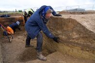Schätze des Römischen Reichs – Tony Wilmott, leitender Archäologe bei Historic England, im römischen Fort und Amphitheater von Richborough. (Quelle: National Geographic/Rich Broome)