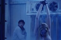 Saw III – Amanda hat im Auftrag ihres todkranken Meisters die Ärztin Dr. Denlon entführt. Sie soll den sterbenden Killer so lange am Leben erhalten, wie das Opfer Jeff (Angus MacFayden, l.) benötigt, um einen mörderischen Parcours zu durchlaufen. Danica (Debra McCabe, r.) ist eines der "Hindernisse" ...